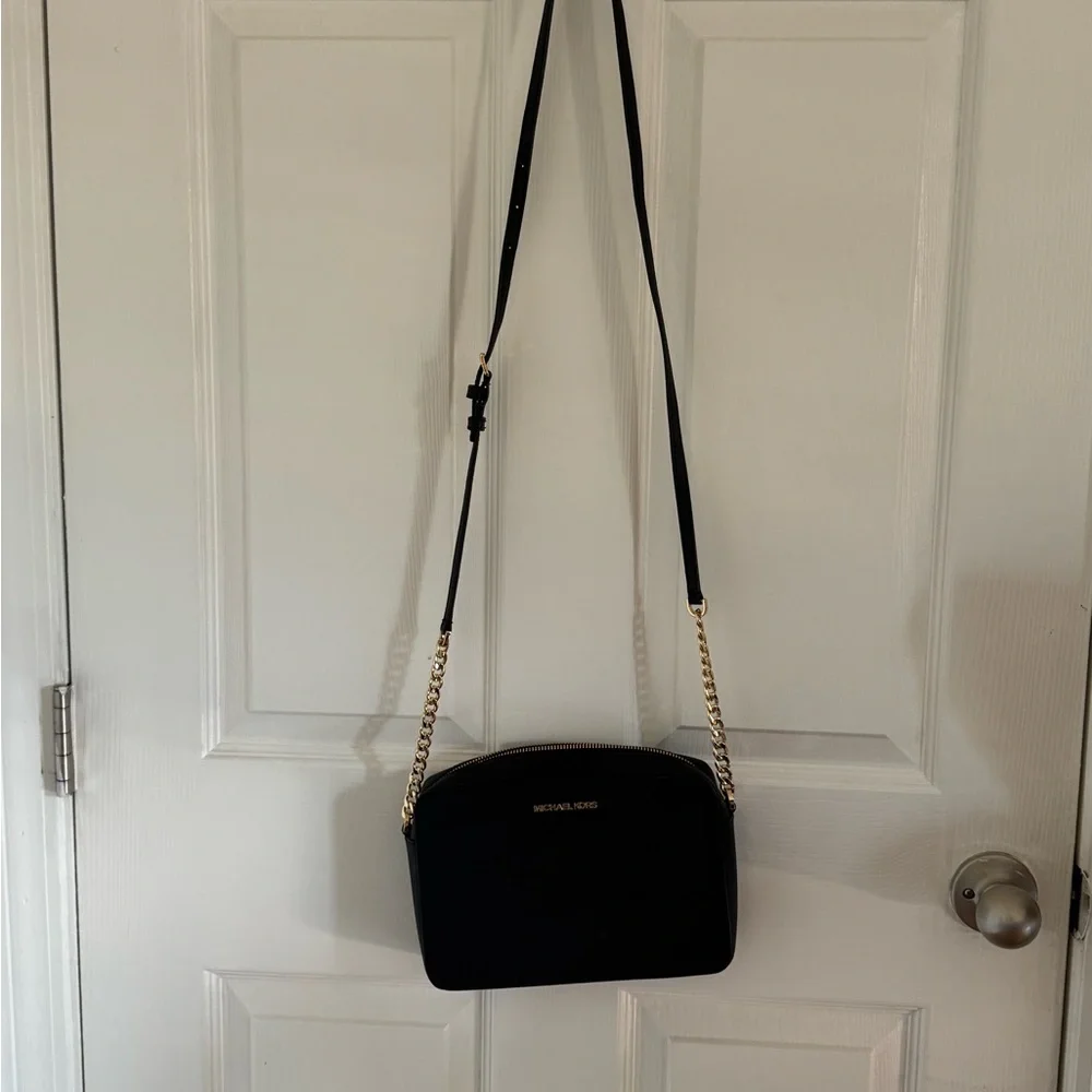 Michael Kors Black Shoulder Bag with Gold Chain - Picture 2 of 5